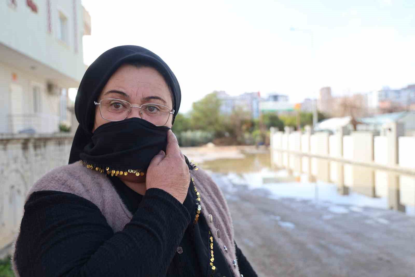 Adana’da iğrenç manzara: Lağımlar sokağa taşıyor, çocuklar üzerinden atlamak zorunda kalıyor 15 adanada igrenc manzara lagimlar sokaga tasiyor cocuklar uzerinden atlamak zorunda kaliyor 11 rG8ZV3VH