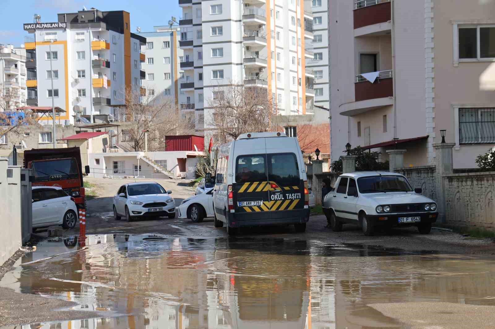 Adana’da iğrenç manzara: Lağımlar sokağa taşıyor, çocuklar üzerinden atlamak zorunda kalıyor 9 adanada igrenc manzara lagimlar sokaga tasiyor cocuklar uzerinden atlamak zorunda kaliyor 5 GdznySFL