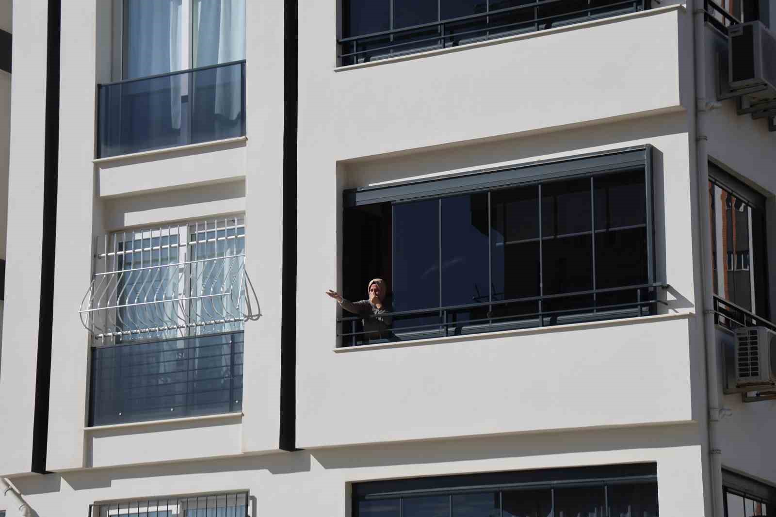 Adana’da iğrenç manzara: Lağımlar sokağa taşıyor, çocuklar üzerinden atlamak zorunda kalıyor 11 adanada igrenc manzara lagimlar sokaga tasiyor cocuklar uzerinden atlamak zorunda kaliyor 7 TUGfHaXT