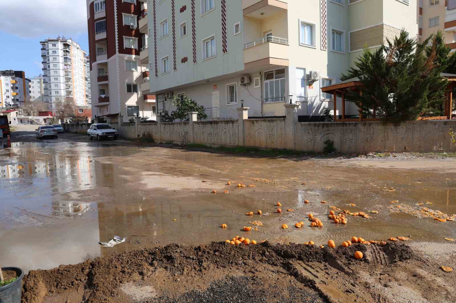Adana’da iğrenç manzara: Lağımlar sokağa taşıyor, çocuklar üzerinden atlamak zorunda kalıyor 13 adanada igrenc manzara lagimlar sokaga tasiyor cocuklar uzerinden atlamak zorunda kaliyor 9 UFD8uDud