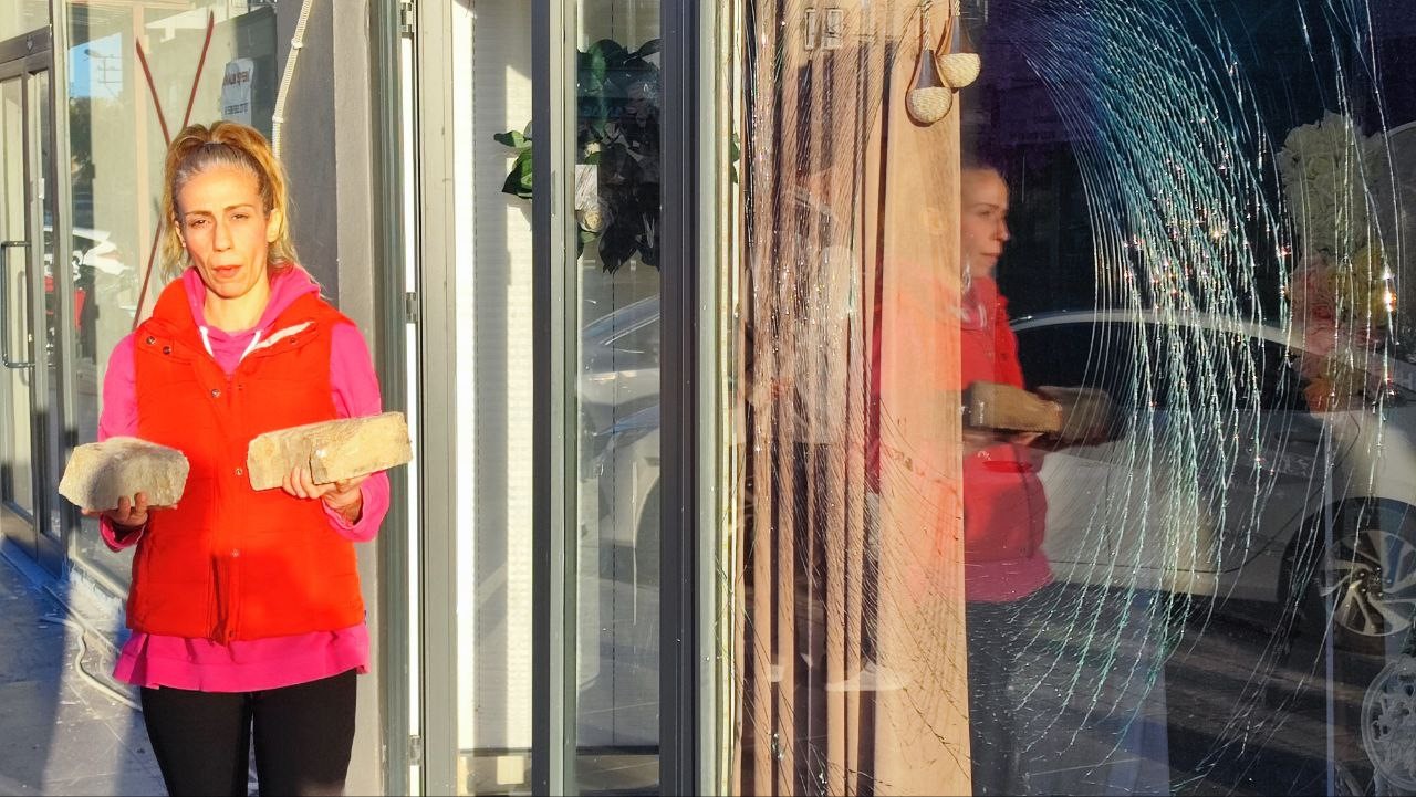 adanada iki kiz kardesin islettigi dugun organizasyon ofisine tasli saldiri 0 FOU3BwsR