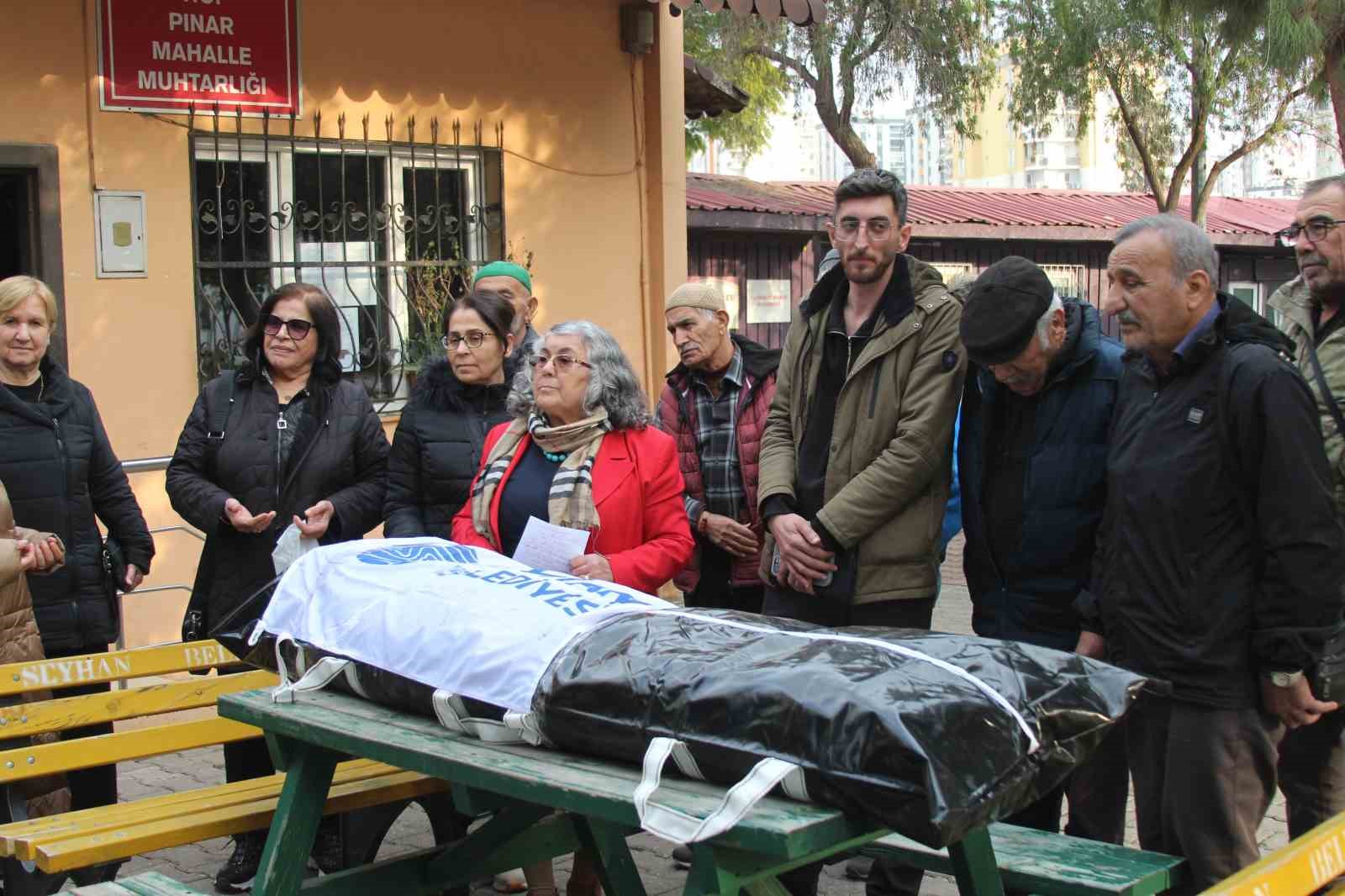 adanada ilginc hizmet gelmedi tepkisi muhtar belediyenin cenazesini kaldirdi 0 HjBUnM15