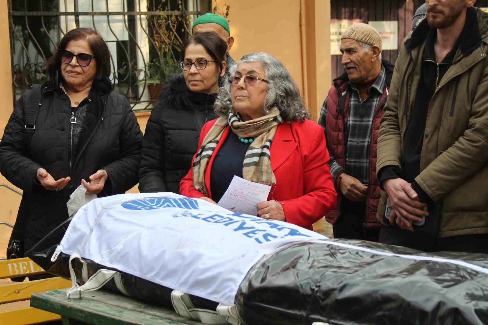 adanada ilginc hizmet gelmedi tepkisi muhtar belediyenin cenazesini kaldirdi 1 A4GHJKTX