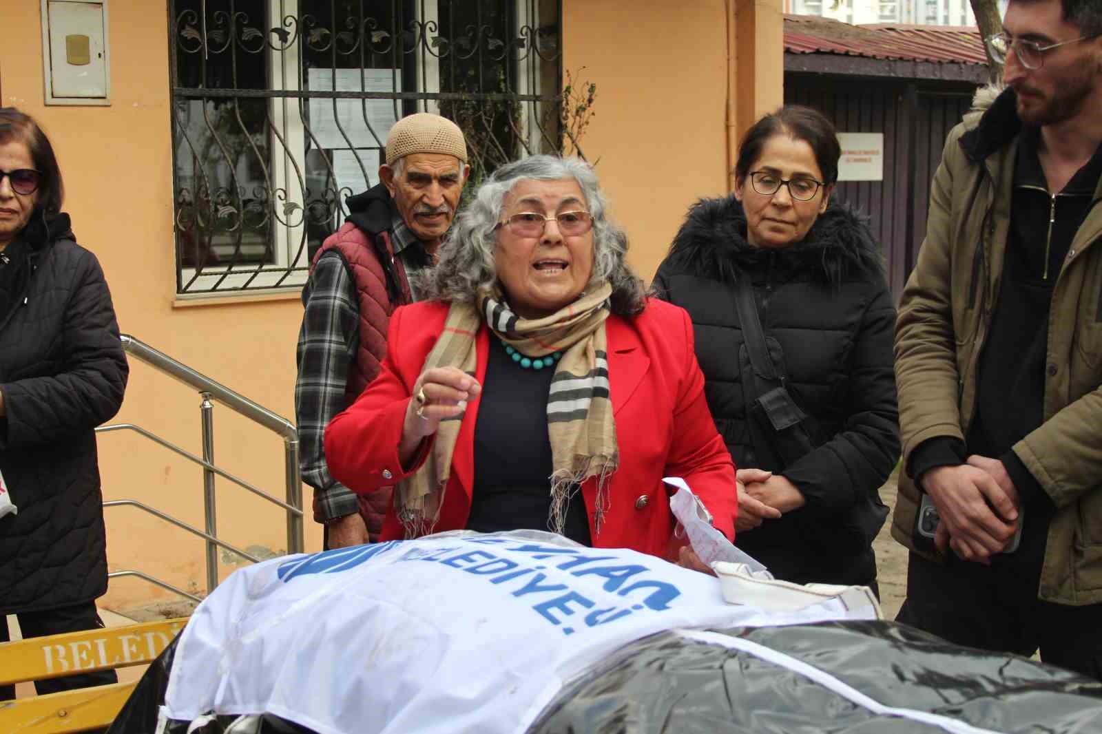 adanada ilginc hizmet gelmedi tepkisi muhtar belediyenin cenazesini kaldirdi 2 HWD31Eg2
