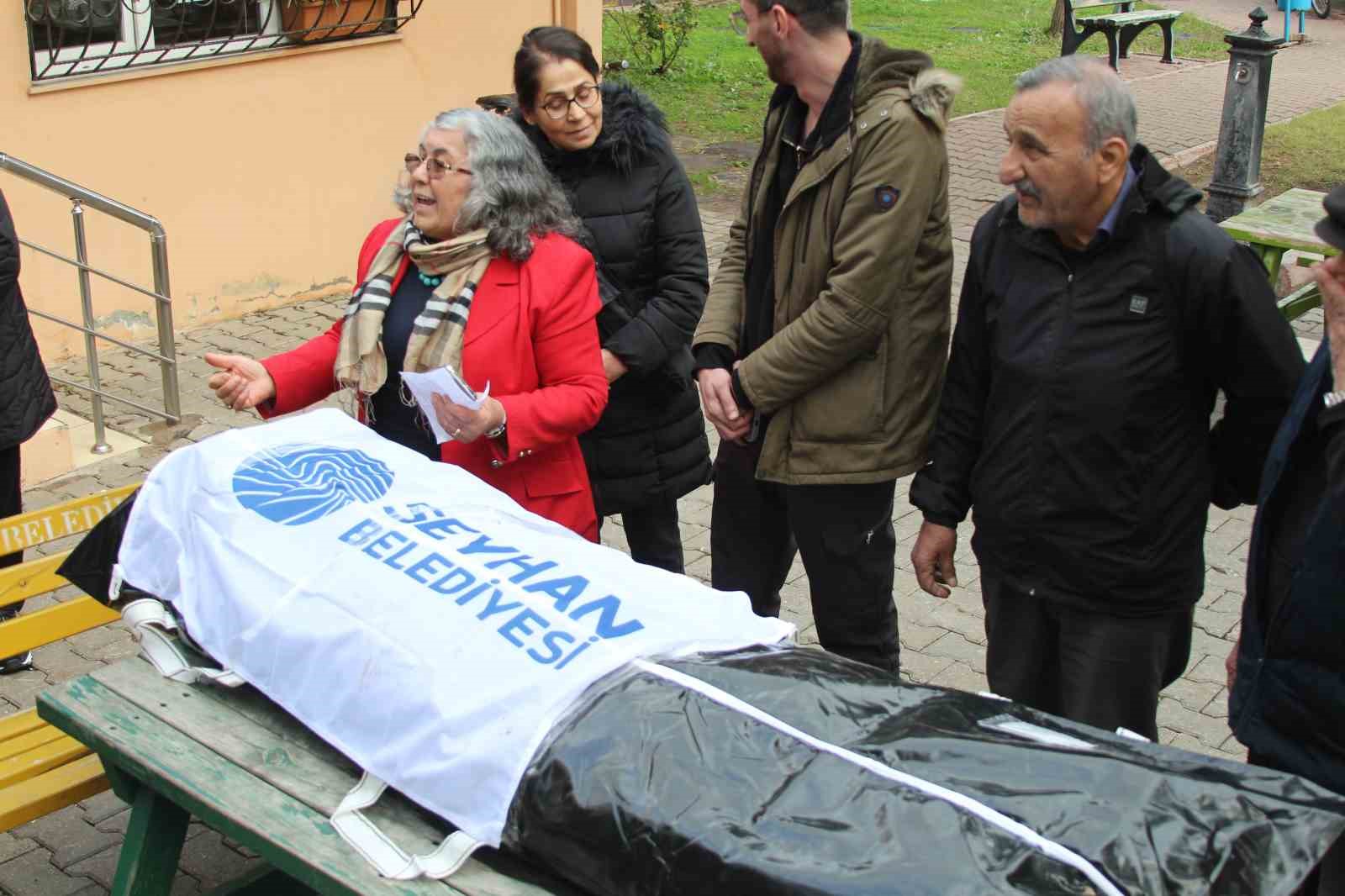 adanada ilginc hizmet gelmedi tepkisi muhtar belediyenin cenazesini kaldirdi 3 kFFkbqS1