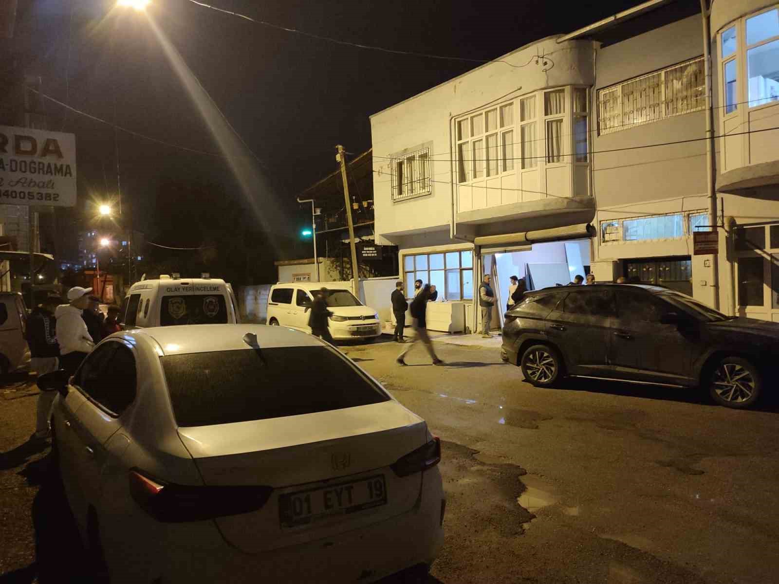adanada is yerinde silahli kavga 2 yarali 2 MUlKtRAn