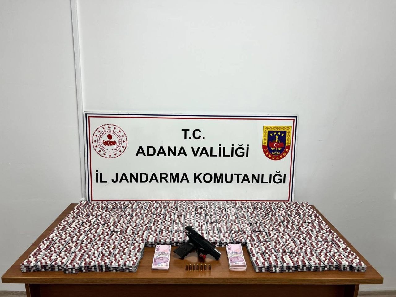 adanada jandarma 23 bin 876 uyusturucu hap ele gecirdi 0 YNnGNnHY