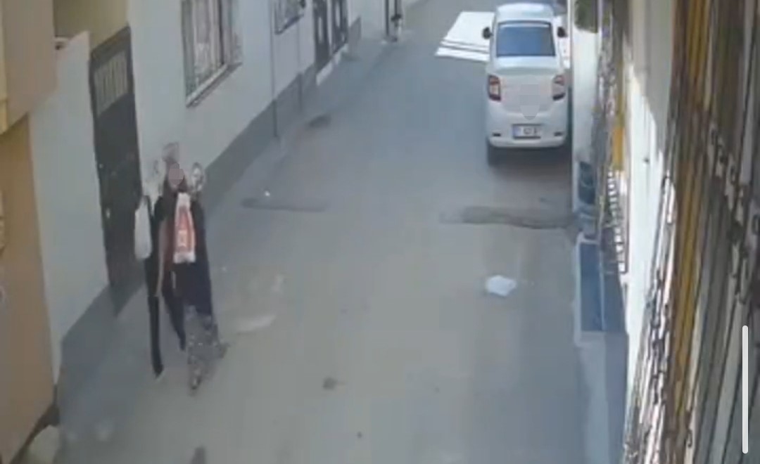 Adana’da kadın hırsızlar girdikleri evden pirinç, bulgur, makarna ve elektrikli ocak çaldı 4 adanada kadin hirsizlar girdikleri evden pirinc bulgur makarna ve elektrikli ocak caldi 0 EWvwq6Uk