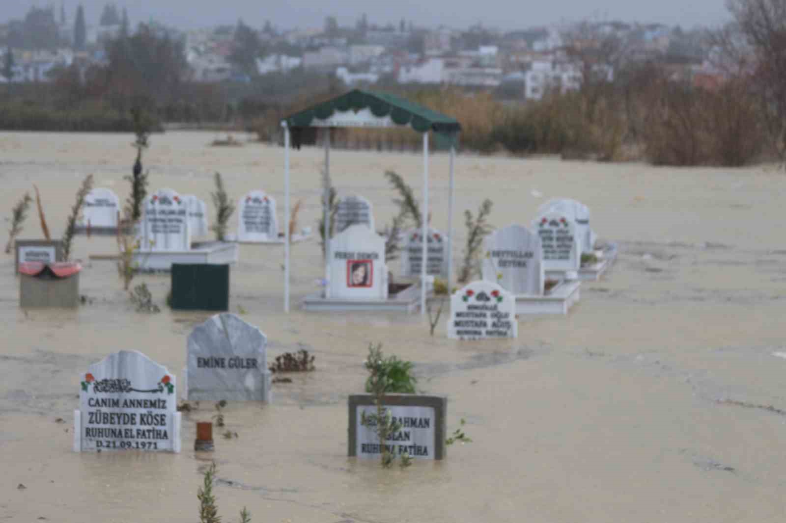 adanada kanal tasti mezarlar sular altinda kaldi 1
