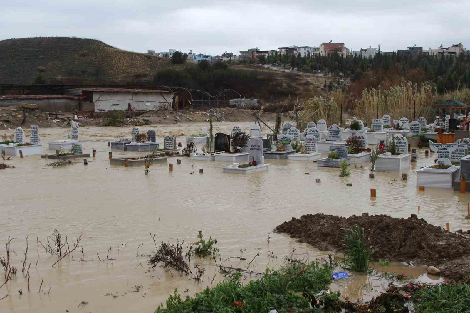 adanada kanal tasti mezarlar sular altinda kaldi 2 8W27zKAD