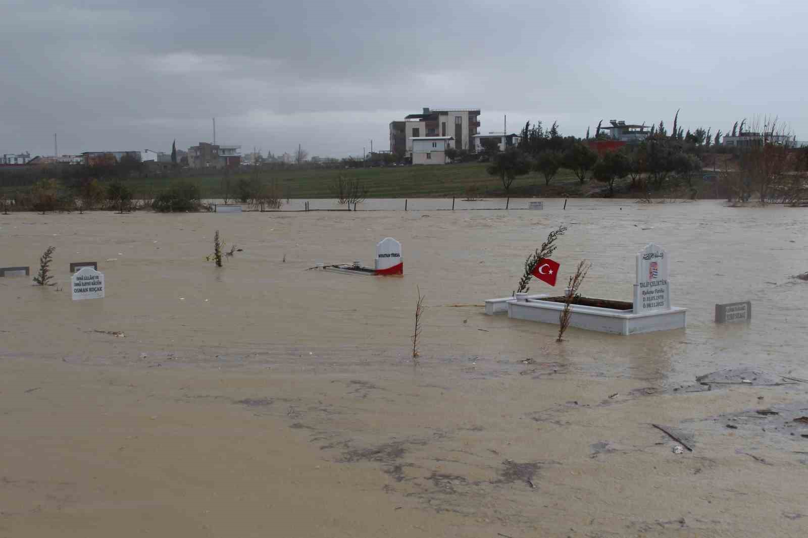 adanada kanal tasti mezarlar sular altinda kaldi 4 siQaE1KN