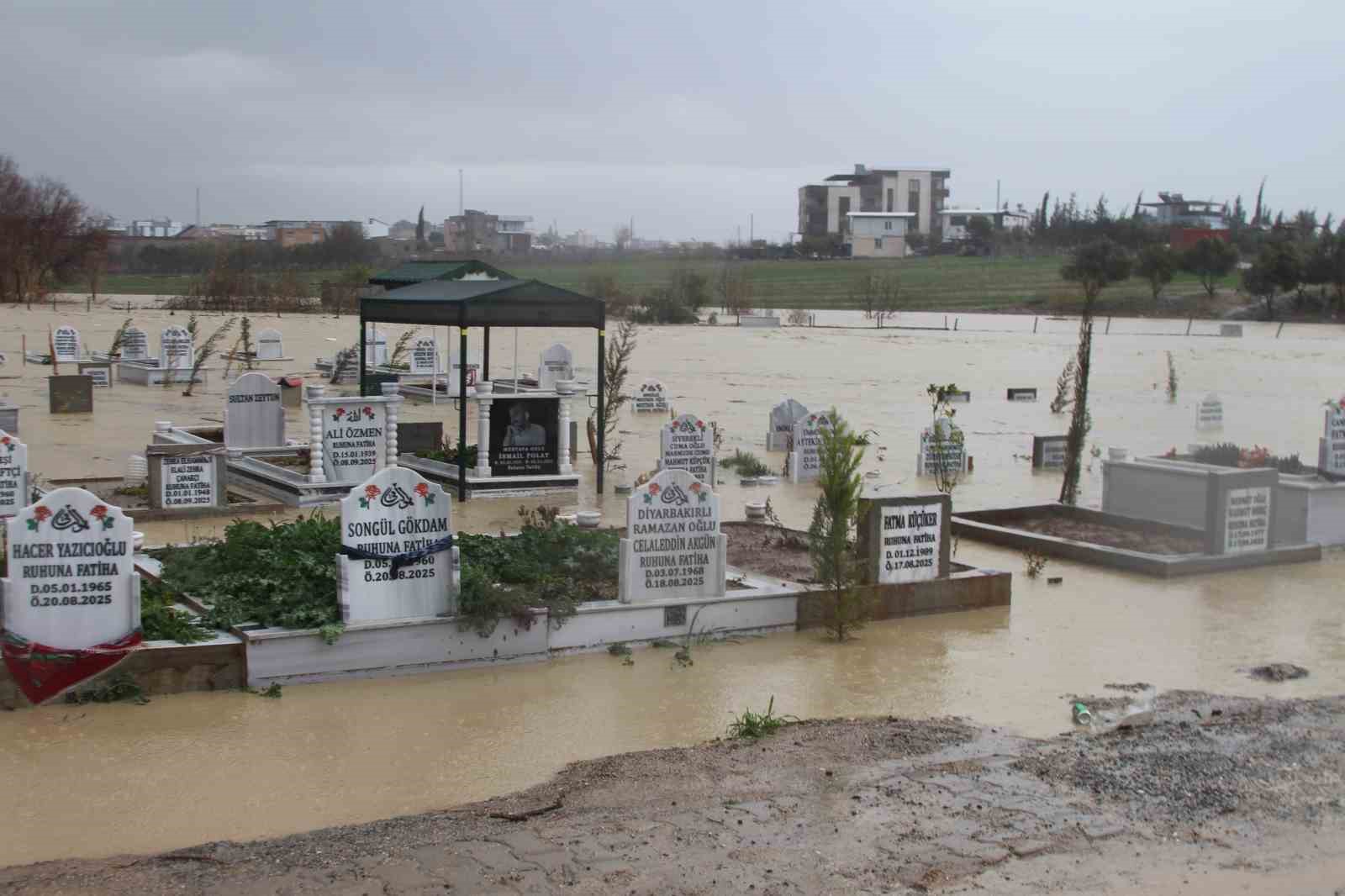 adanada kanal tasti mezarlar sular altinda kaldi 7