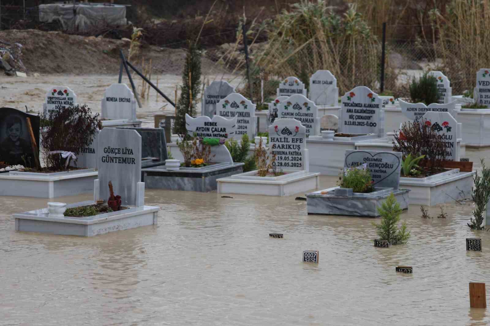 adanada kanal tasti mezarlar sular altinda kaldi 8 yOLD5COI