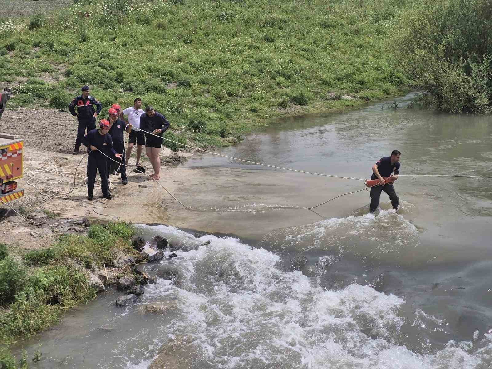 adanada karacay nehrinde mahsur kalan kamyondaki 2 kisi kurtarildi 0 J93W5ADi
