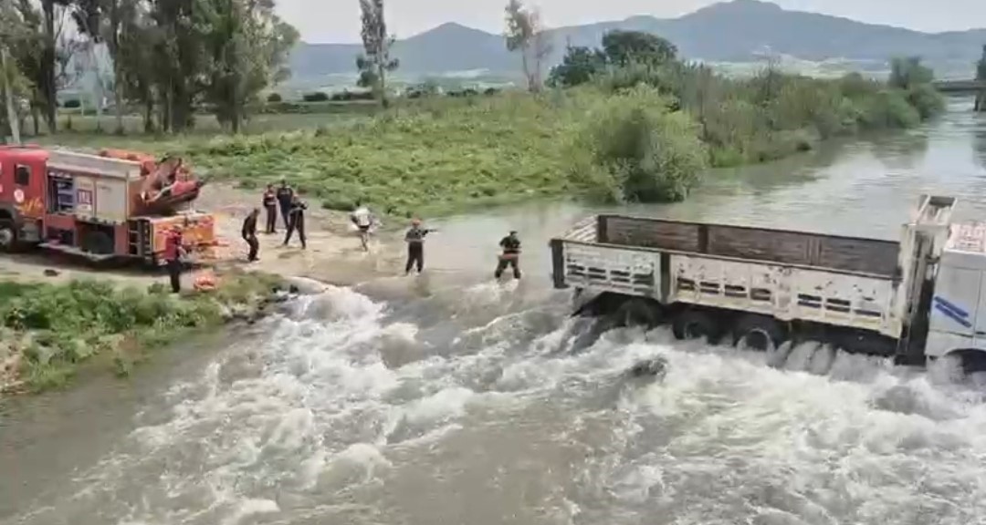 adanada karacay nehrinde mahsur kalan kamyondaki 2 kisi kurtarildi 1 65cCZSiQ