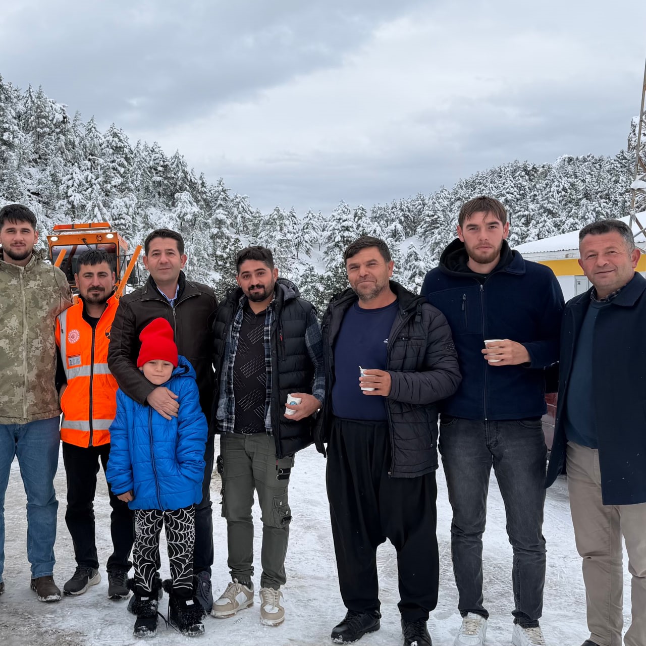 adanada karla mucadele mahsur kalan araclar kurtarilirken vatandaslara da sicak icecek ikrami yapildi 4