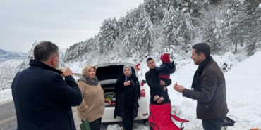 adanada-karla-mucadele-mahsur-kalan-araclar-kurtarilirken-vatandaslara-da-sicak-icecek-ikrami-yapildi-9IY2grF3.jpg