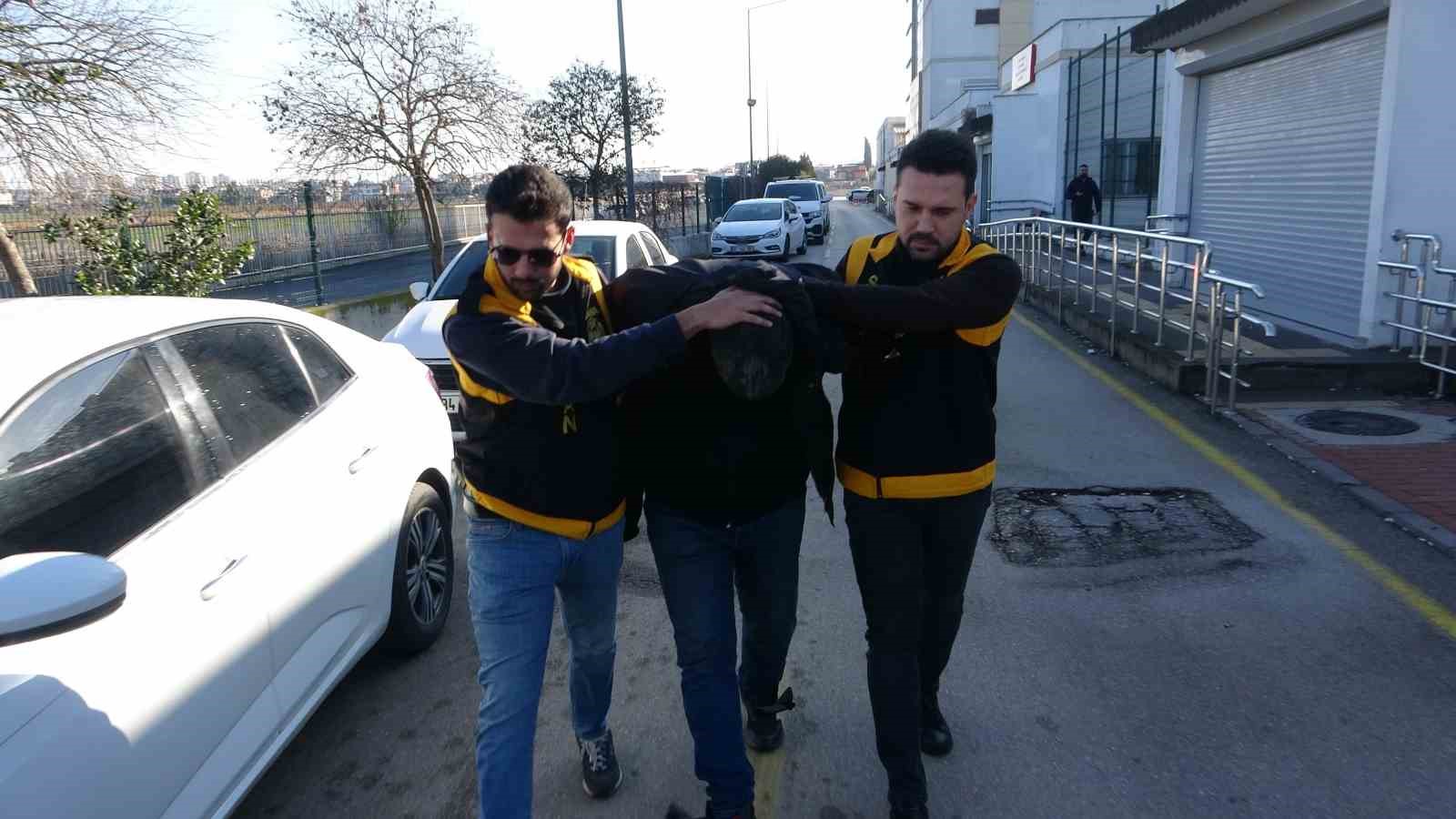 adanada kaskla servis aracinin camini kiran surucu serbest kaldi 0 k5P39F7M