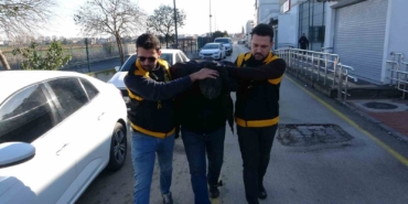 adanada-kaskla-servis-aracinin-camini-kiran-surucu-serbest-kaldi-fSFKJe3q.jpg