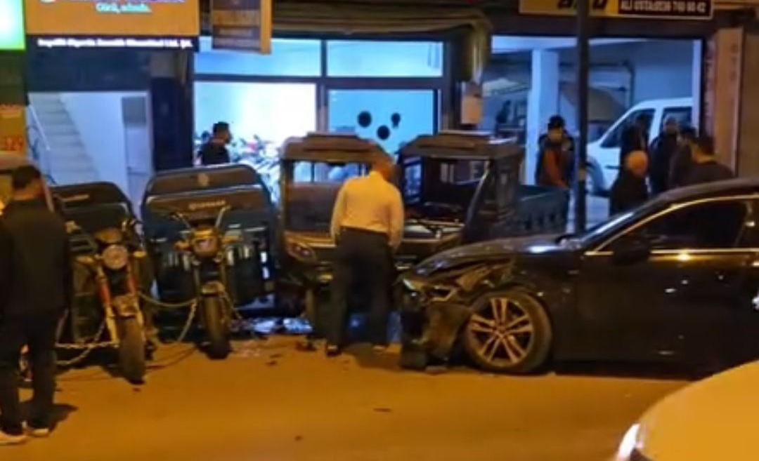 adanada kaza ani hem guvenlik kamerasina hem de arac kamerasina yansidi 1 O4yK7ARn