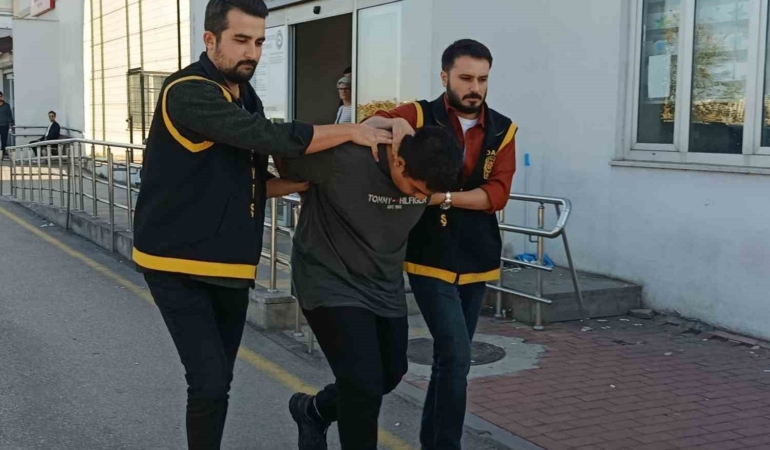 adanada-komsu-kavgasi-baba-oldu-2-oglu-yaralandi-DlCrmt4N.jpg