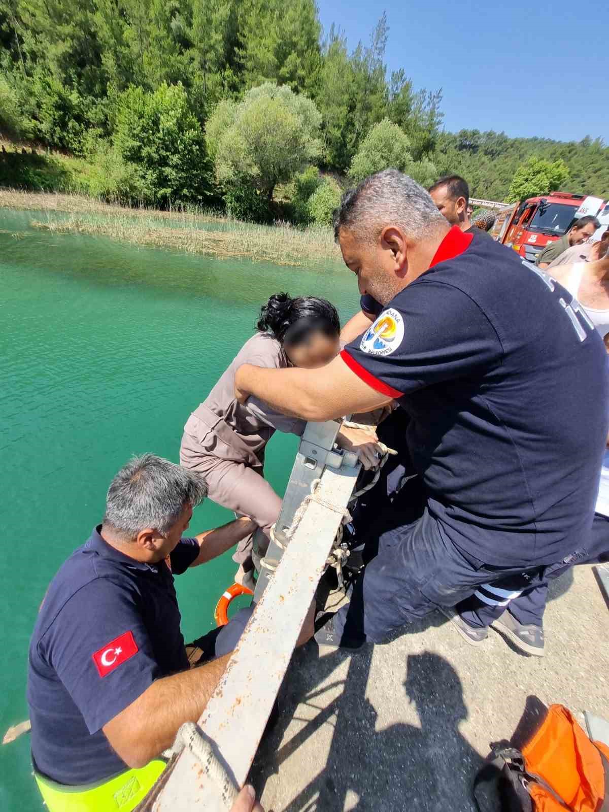 adanada kopruden dusen kadin itfaiye ekiplerince kurtarildi 0