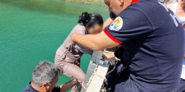 adanada-kopruden-dusen-kadin-itfaiye-ekiplerince-kurtarildi-LdVEZzaH.jpg