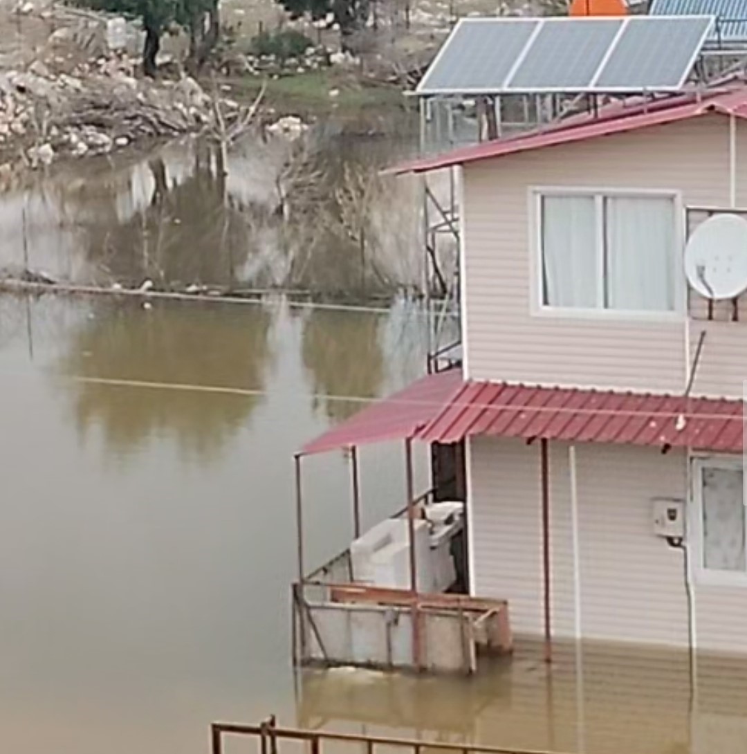 adanada koyu su basti yollar kapandi bir kamyon suya gomuldu 3 y4UgAEzW