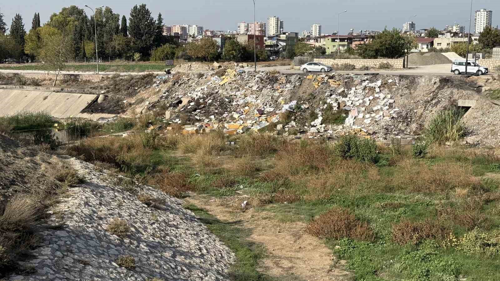 adanada kuruyan dere moloz dokum sahasina dondu 0 sGS2C2Q3