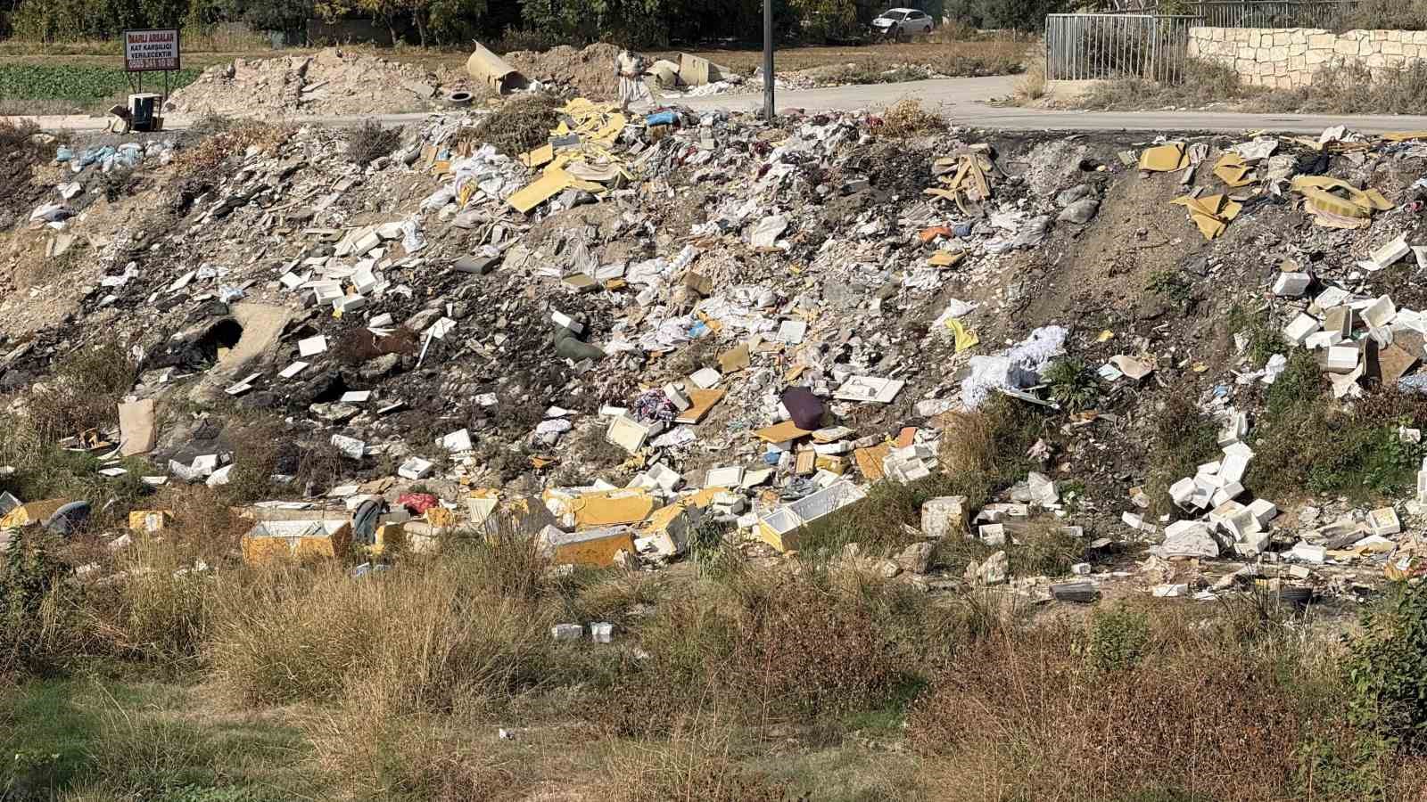 adanada kuruyan dere moloz dokum sahasina dondu 2 WMqF2d14