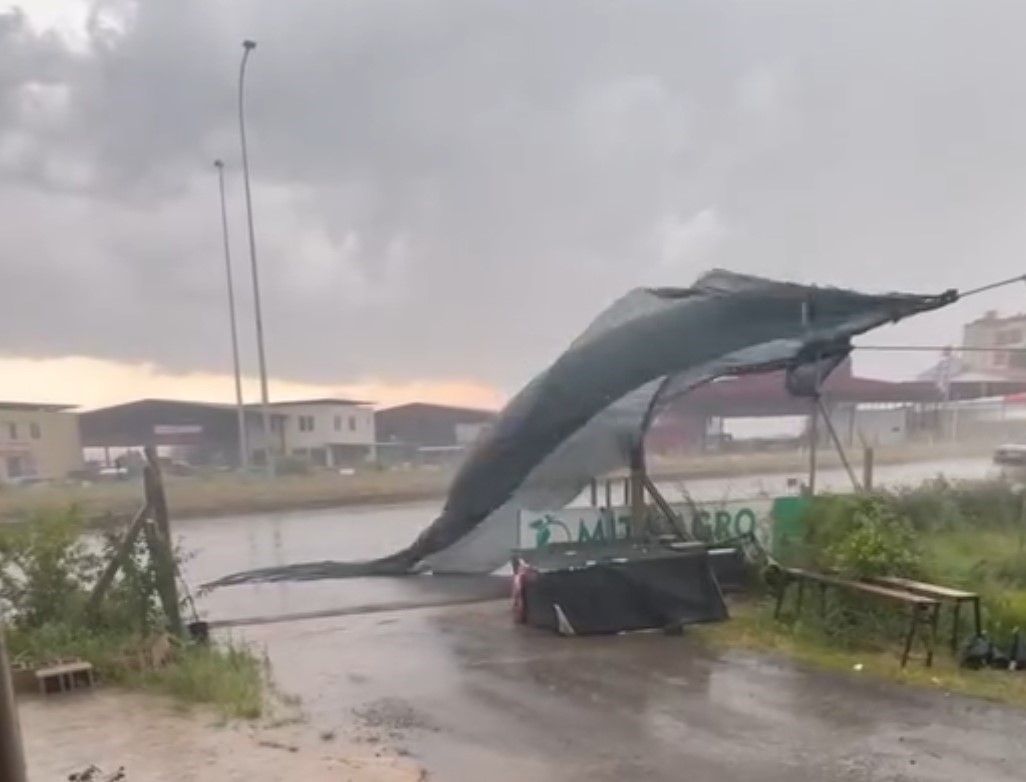 adanada kuvvetli ruzgar ve yagis ekili oldu seralar zarar gordu 0 VMuYQkdY
