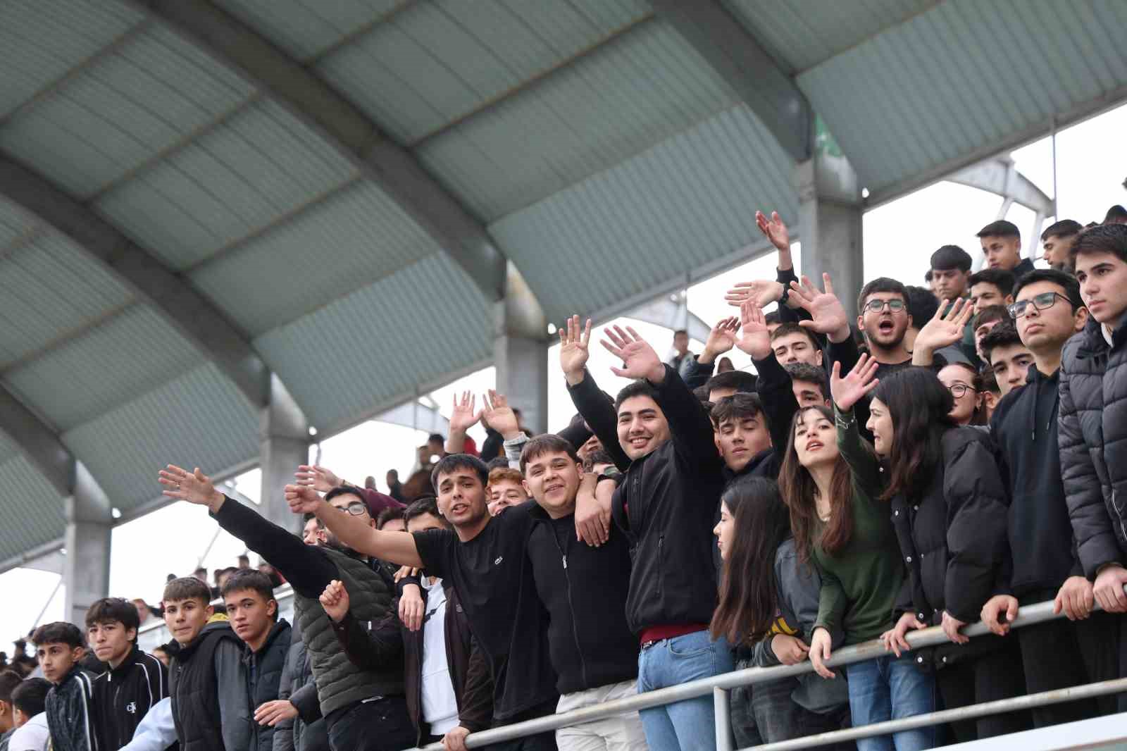 adanada liseli genclerin mac heyecani cikan kavgayla yarida kaldi 0 JtK18fB2