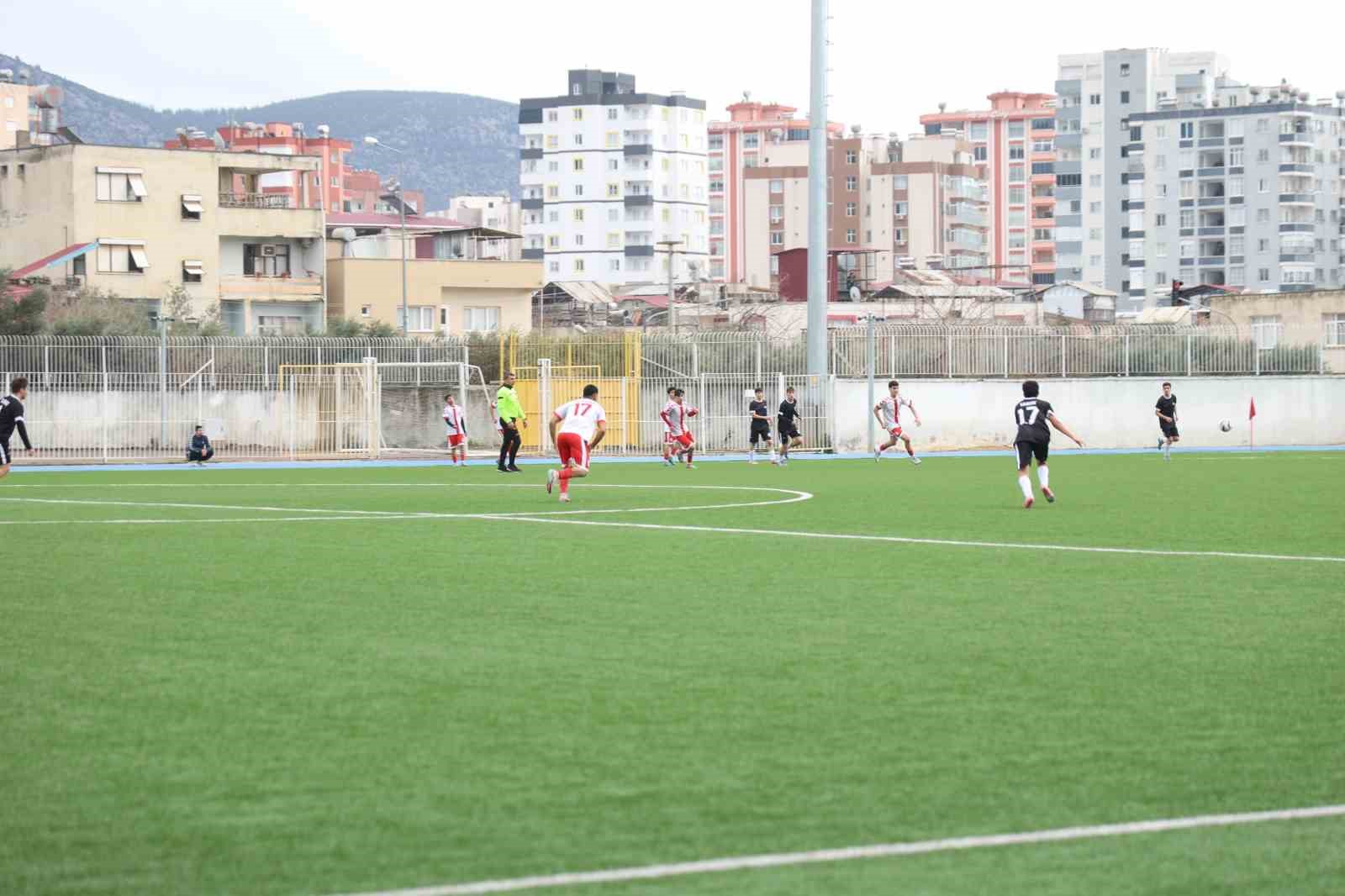 adanada liseli genclerin mac heyecani cikan kavgayla yarida kaldi 1 pTygcwf5