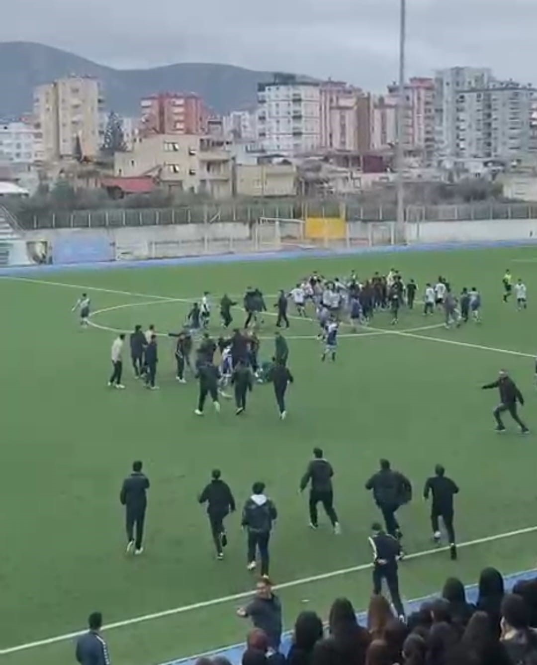 adanada liseli genclerin mac heyecani cikan kavgayla yarida kaldi 2 4aSkTDIL
