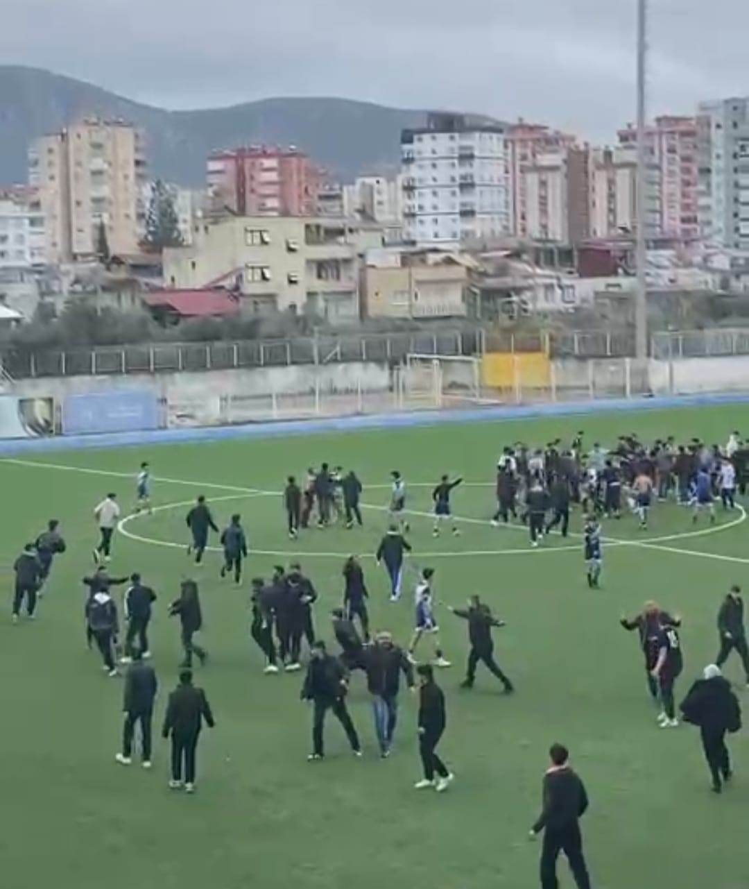 adanada liseli genclerin mac heyecani cikan kavgayla yarida kaldi 3 7PKuCBj5