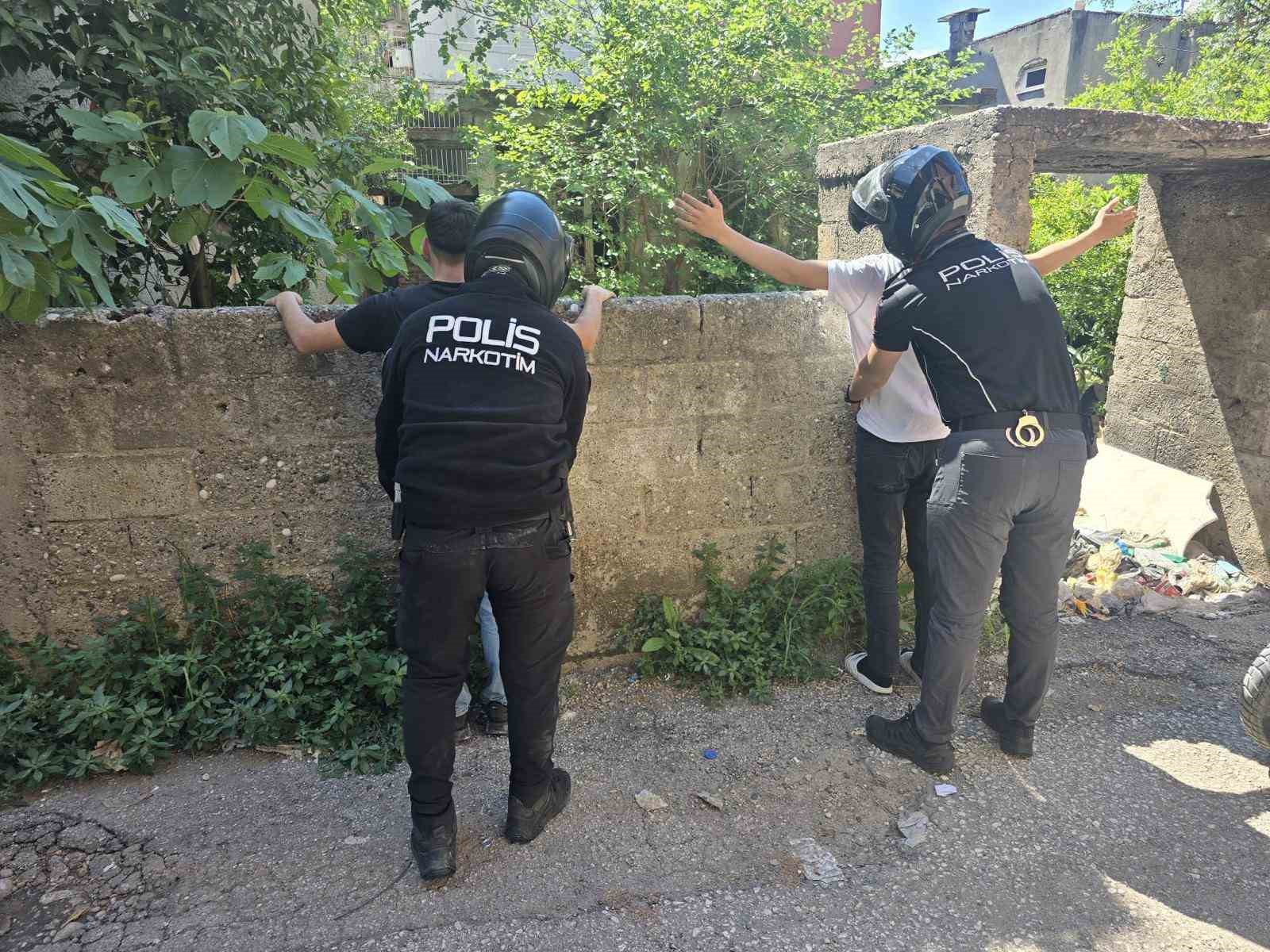 Adana’da metruk binalara narkotik denetimi 5 adanada metruk binalara narkotik denetimi 1 SPaNC51N
