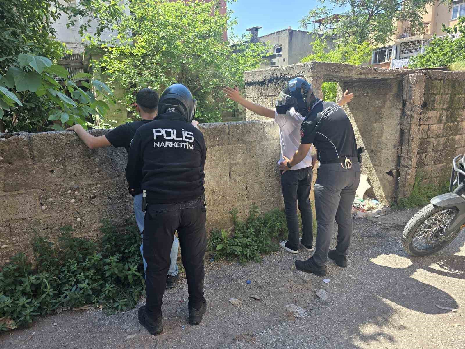 Adana’da metruk binalara narkotik denetimi 6 adanada metruk binalara narkotik denetimi 2 zUkD8Lpu