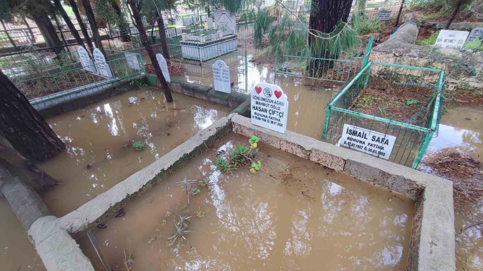 adanada mezarlik sular altinda kaldi vatandaslar mezara posetle girdi 4 zkAY5RW7