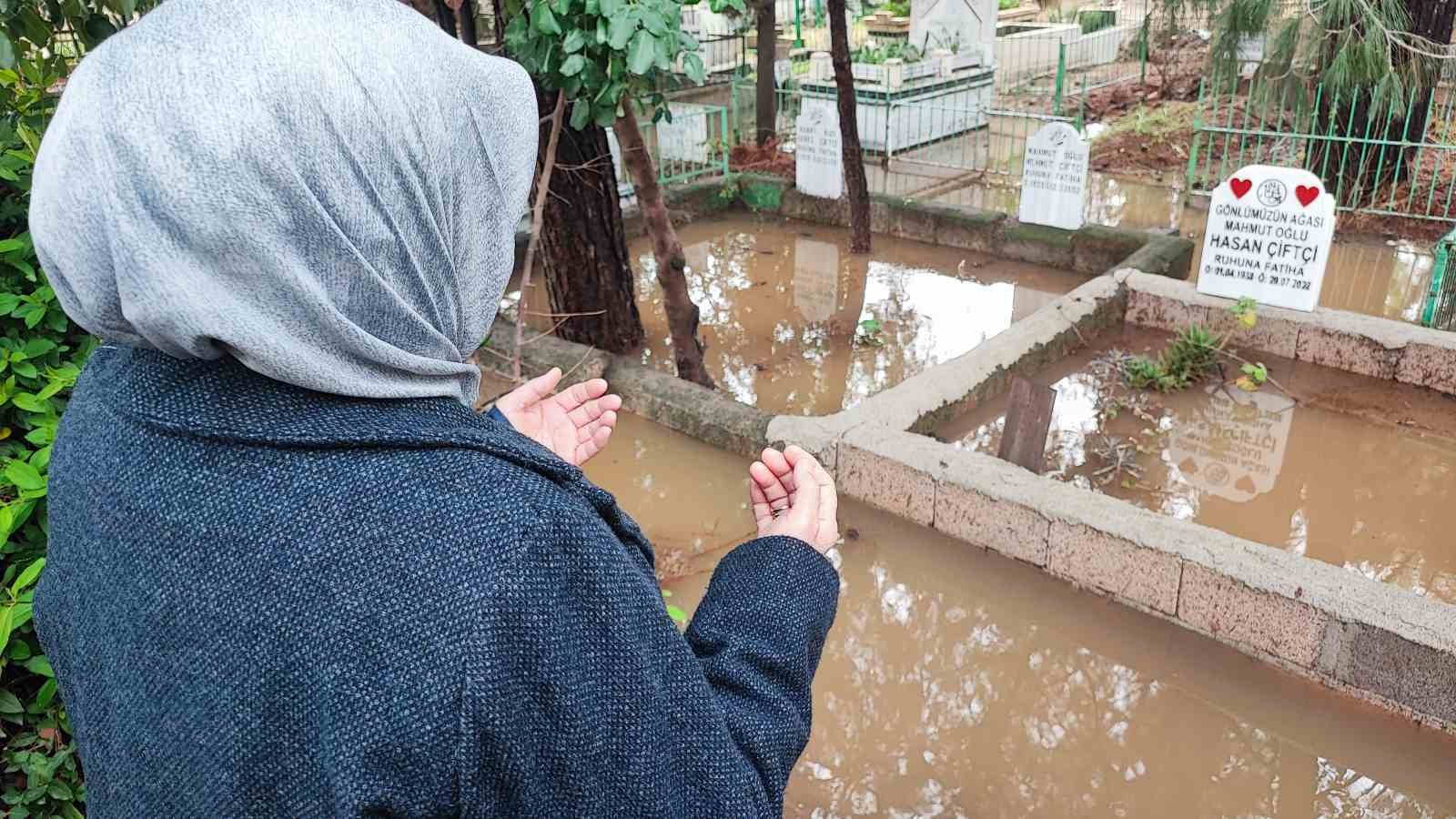 adanada mezarlik sular altinda kaldi vatandaslar mezara posetle girdi 6 ViuUqHj9