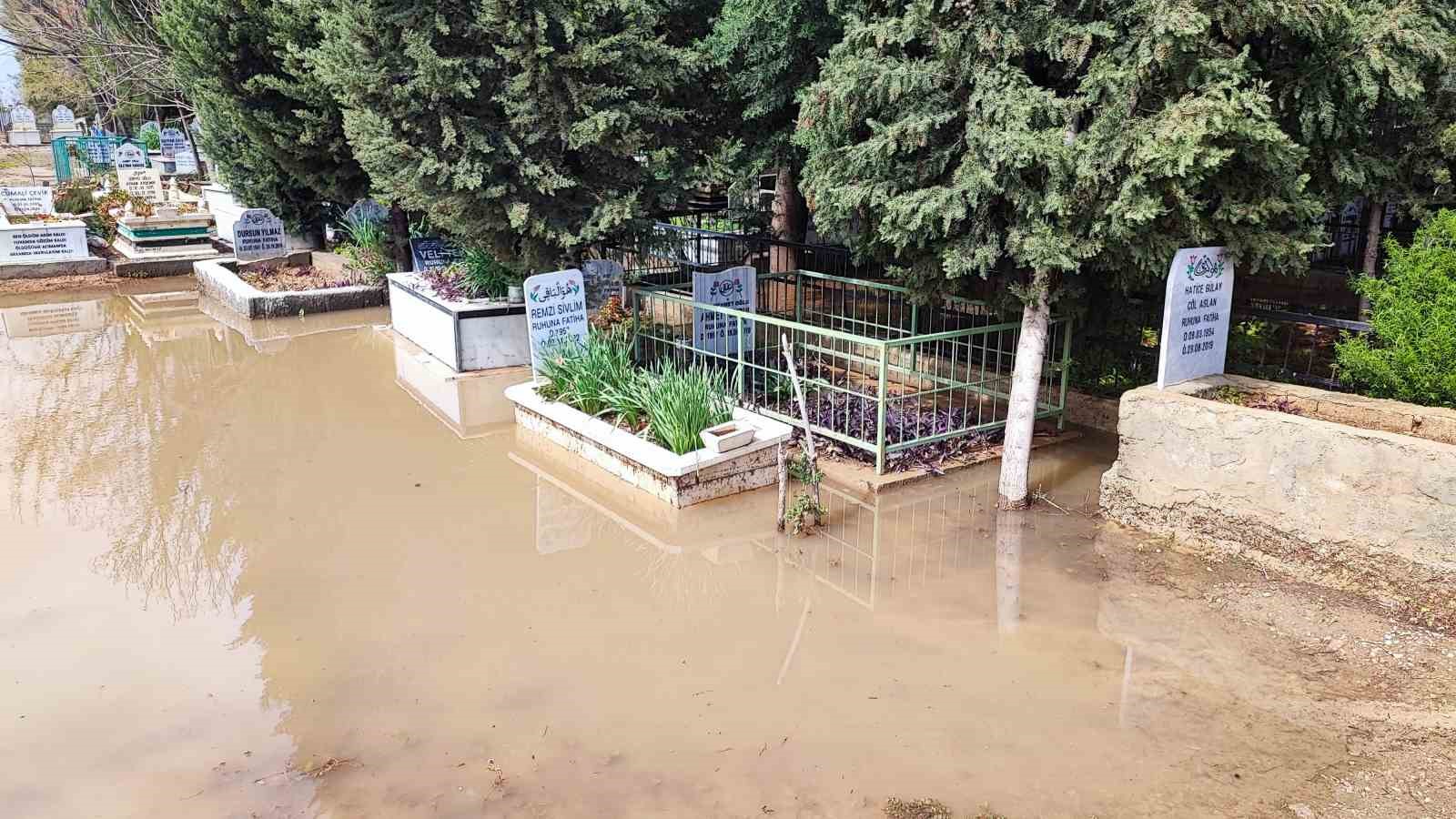 adanada mezarlik sular altinda kaldi vatandaslar mezara posetle girdi 8 ffgn9NjH