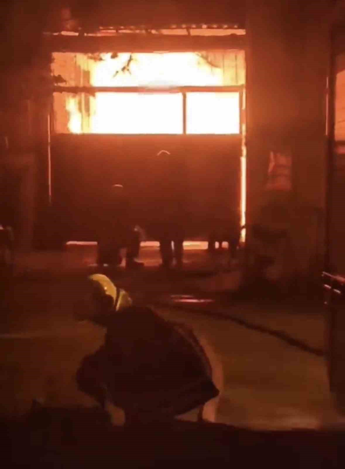 Adana’da mobilya atölyesinde yangın çıktı 4 adanada mobilya atolyesinde yangin cikti 0 ruw3UbHX