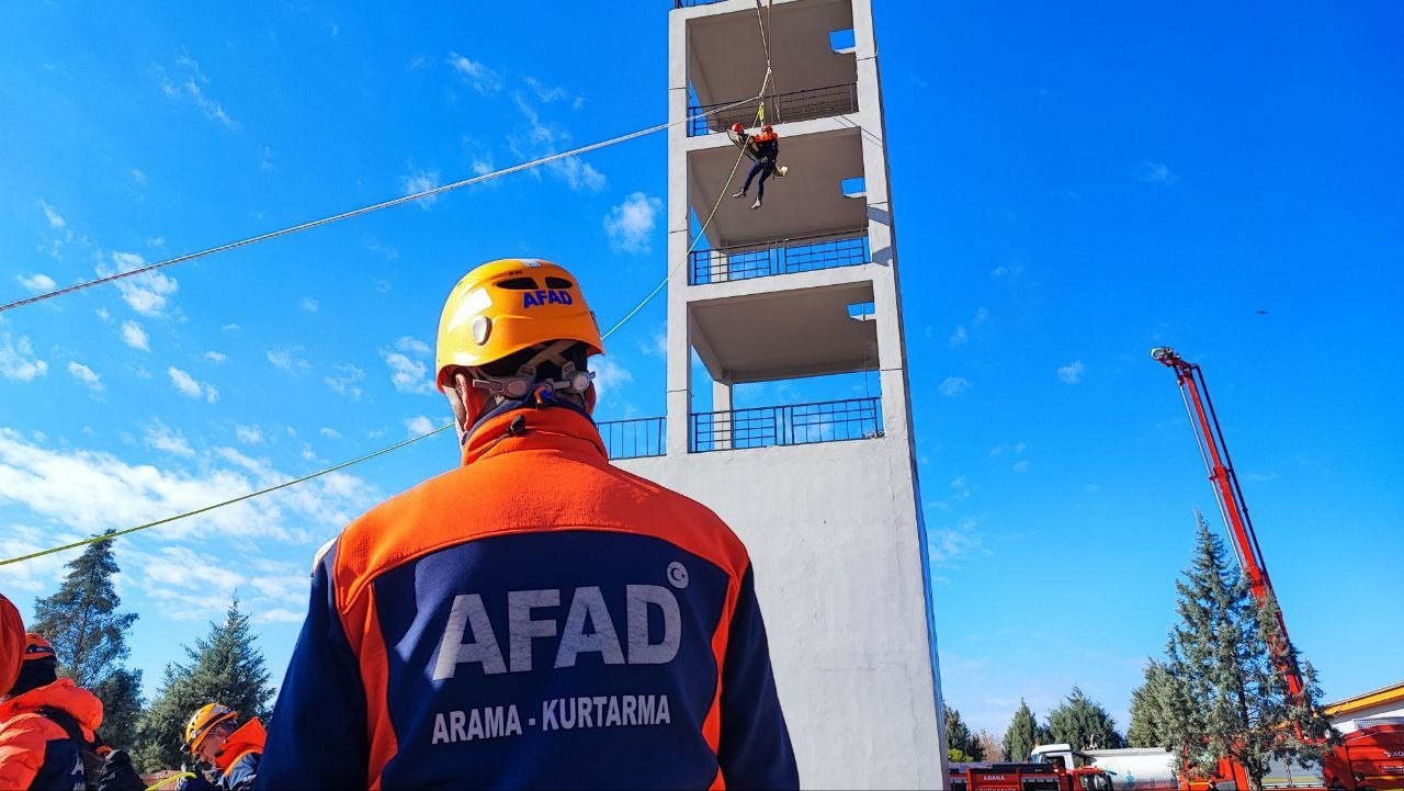 adanada nefes kesen deprem tatbikati askida kalan aractakileri kurtardilar 1