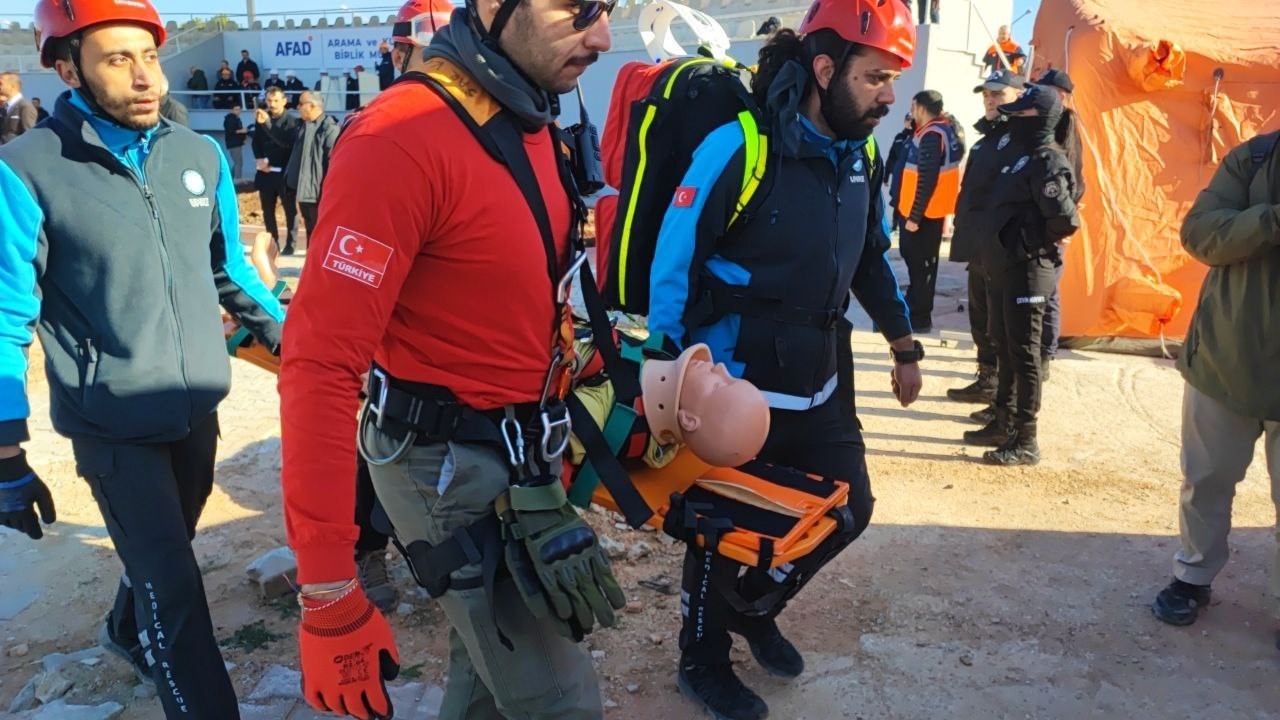 adanada nefes kesen deprem tatbikati askida kalan aractakileri kurtardilar 3 Jdz8291Y