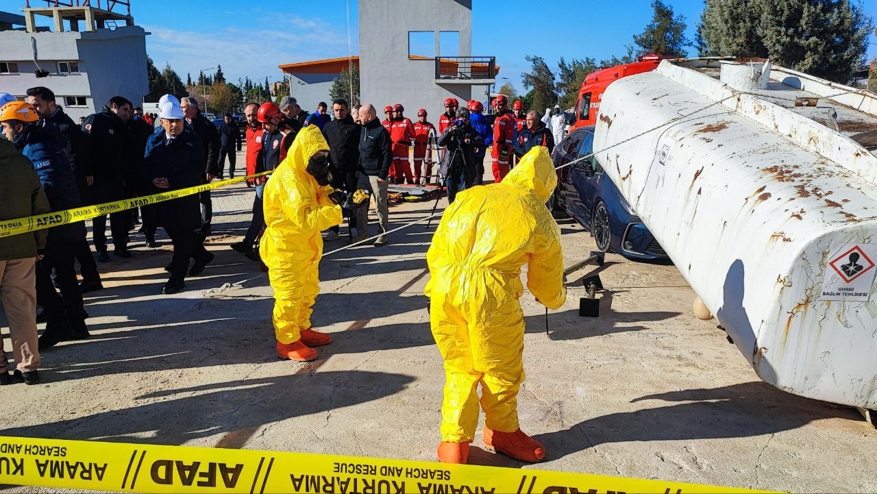 adanada nefes kesen deprem tatbikati askida kalan aractakileri kurtardilar 5