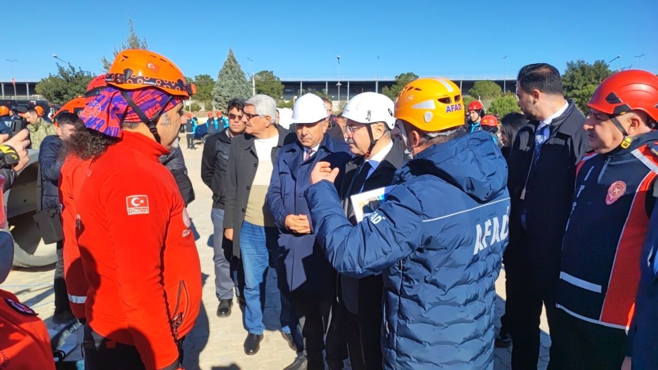 adanada nefes kesen deprem tatbikati askida kalan aractakileri kurtardilar 6 id8H4wjd