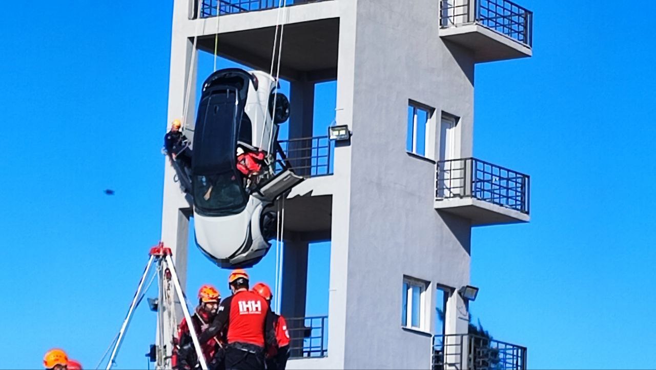 adanada nefes kesen deprem tatbikati askida kalan aractakileri kurtardilar 8 JPXAHKVu