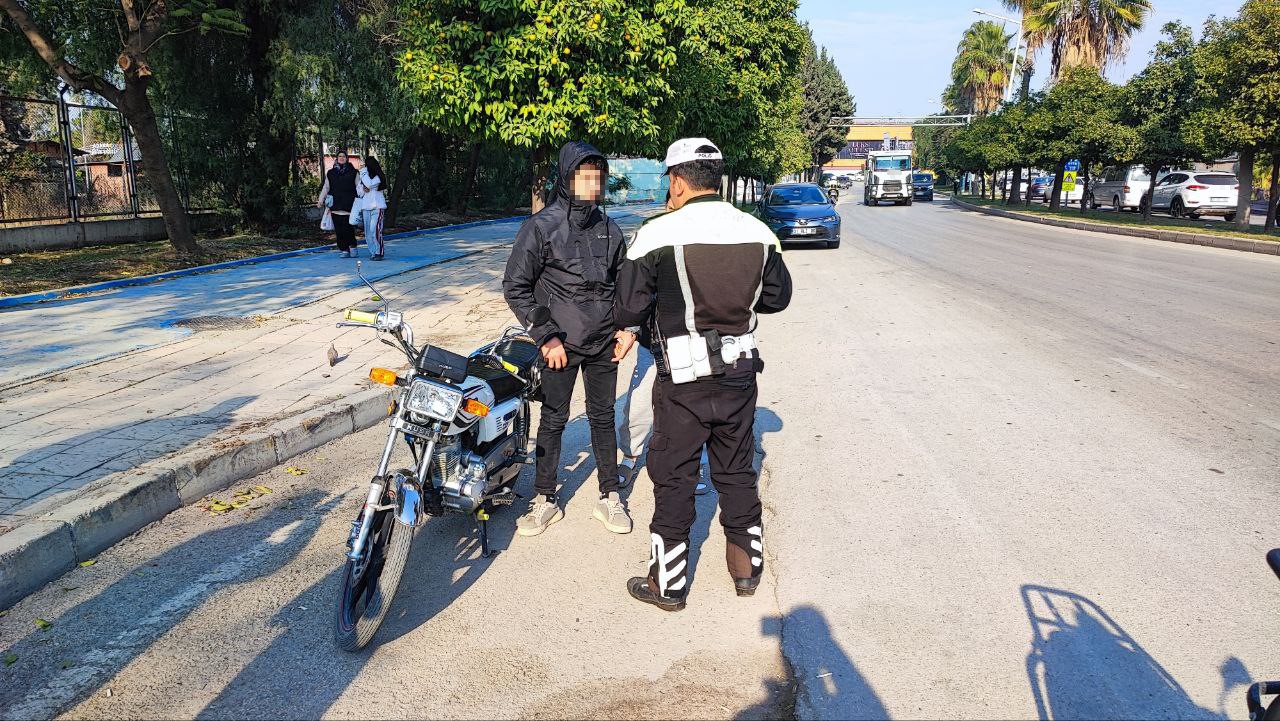 adanada neredeyse durdurulan her iki motosikletliden biri ceza yedi 4 m9f38rsz