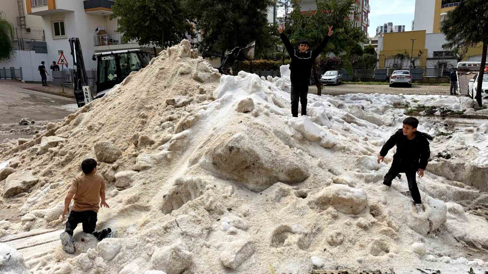 adanada nisan ayinda cocuklarin kar topu keyfi 3 OJ9biwSe