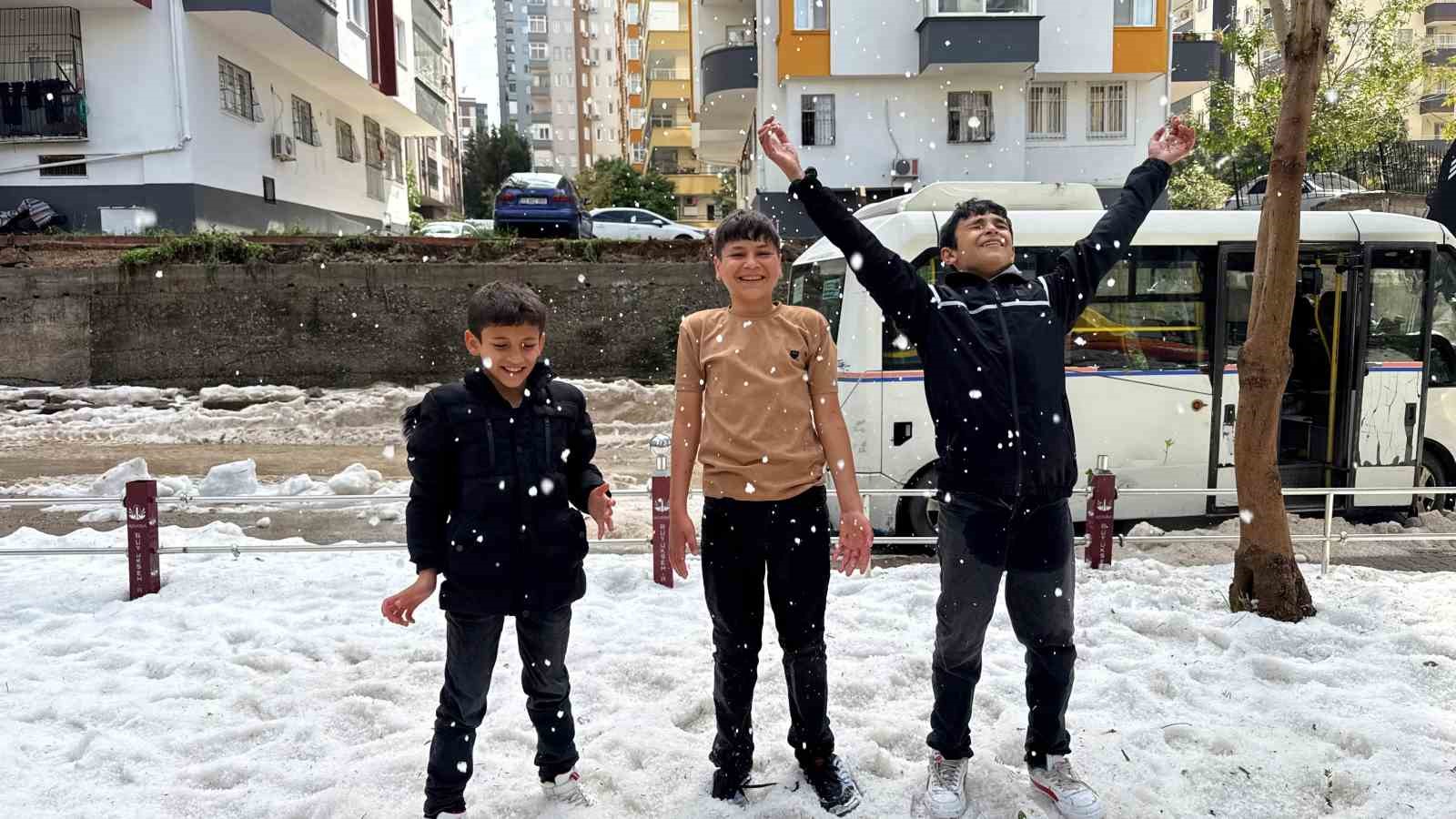 adanada nisan ayinda cocuklarin kar topu keyfi 5 tb5bB8BP