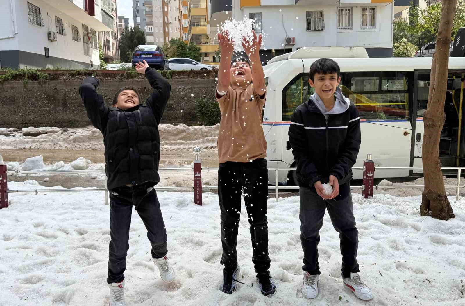 adanada nisan ayinda cocuklarin kar topu keyfi 6 kK2M6vGM